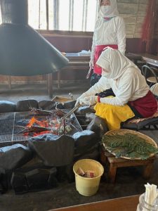 海産物を海女さんに焼いてもらっている